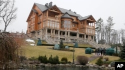 Warga berjalan di sekitar rumah kediaman Presiden terguling Ukraina Viktor Yanukovyc di Mezhyhirya, wilayah Kyiv, 22 Februari 2014 (Foto: dok).