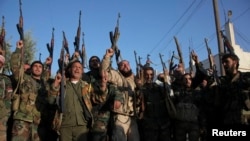 시리아 친정부 무장세력이 17일 헤즈볼라의 도움으로 반군이 점령했던 알레포 외곽 지역을 탈환한 뒤 환호하고 있다.