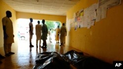 Des membres d’une famille attendent pour réclamer les corps des victimes d'un attentat suicide dans un hôpital de Konduga, à proximité de Maiduguri, au Nigeria, le 16 août 2017. 