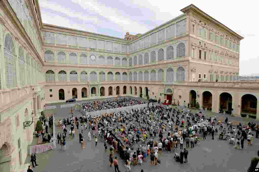 바티칸의 산다마소 뜰에서 신도들이 프란시스 교황의 연설을 듣고 있다. 