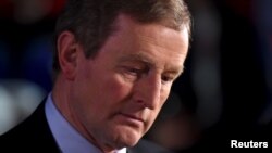 Perdana Menteri Irlandia Enda Kenny sebelum berbicara dengan media di pusat penghitungan pemilihan di Castlebar, Irlandia, 27 Februari 2016. 
