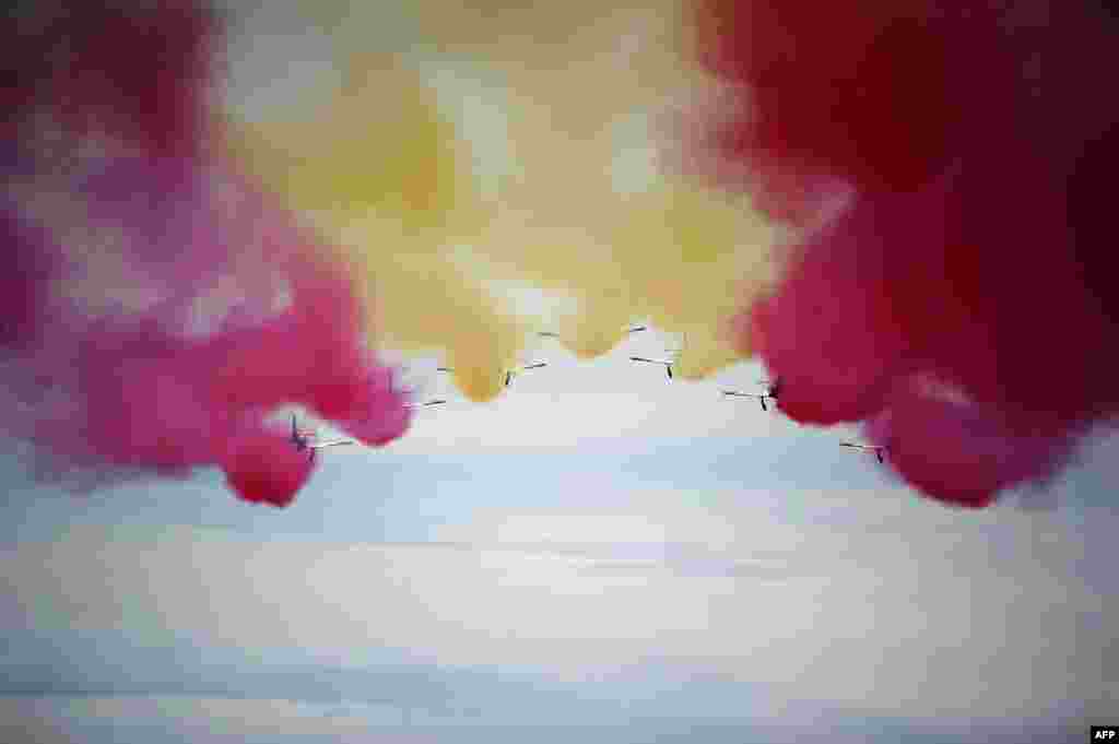 Tim aerobatik Angkatan Udara Spanyol &quot;Patrulla Aguila&quot; beraksi di udara pada pembukaan lomba balap Grand Prix Moto3 &nbsp;di Jerez de la Frontera.