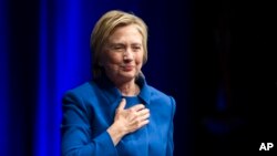 힐러리 클린턴 전 미 국무장관이 16일 워싱턴 뉴지엄에서 열린 아동보호기금 행사에 참석해 단상으로 올라서고 있다.