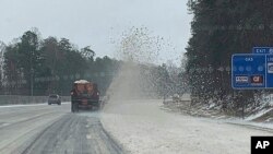 在这幅南卡罗莱纳州交通部提供的画面中，扫雪车周日正在约克县的道路上清除积雪。