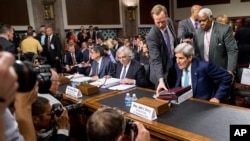 존 케리 미 국무장관과 어니스트 모니즈 에너지장관, 제이콥 루 재무장관(오른쪽부터)이 23일 이란 핵 합의에 관한 의회 청문회에 출석했다.