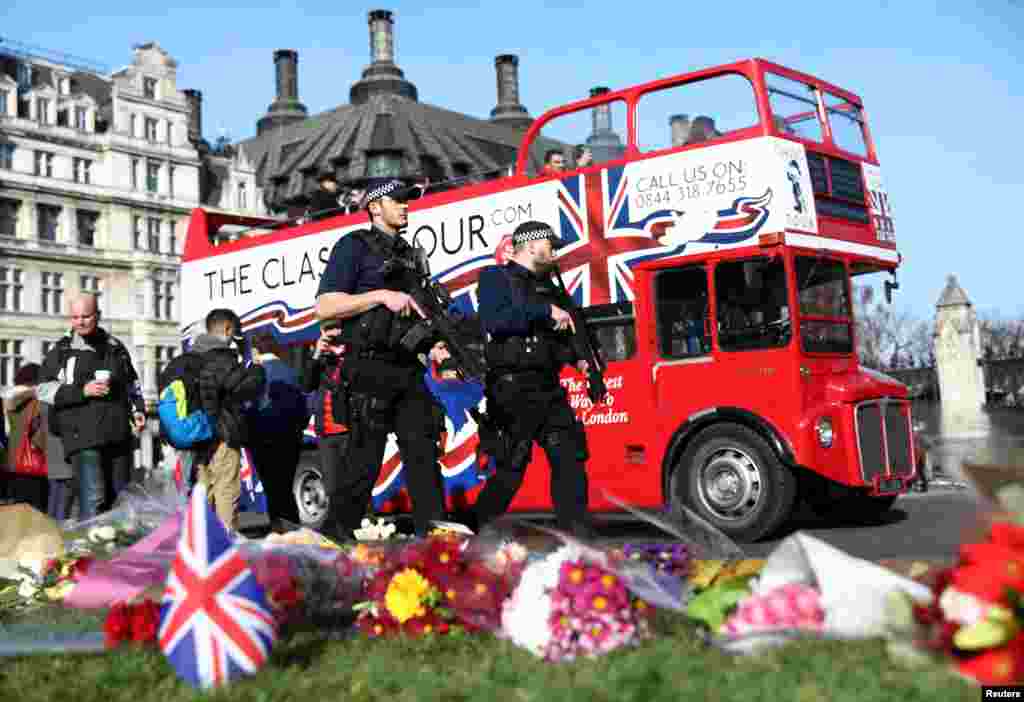 在伦敦议会广场上，有武装警察，旅游巴士和铺地鲜花。人们献花悼念袭击事件的受害者，有人留言说：&ldquo;我们不怕，我们的心同你们在一起&rdquo;。遇害的无辜百姓中有一名美国游客和一名来自西班牙的两个孩子的母亲。