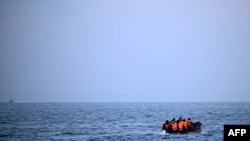 ፎቶ ፋይል፦ ስደተኞች በትናንሽ ጀልባዎች ተሳፍረው የእንግሊዝ ቻናልን አቋርጠው ወደ ደቡባዊ የእንግሊዝ የባህር ጠረፍ ወደ ዶቨር እያመሩ
