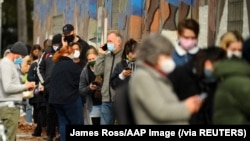 Orang-orang antre untuk tes COVID-19 di sebuah fasilitas tes di Melbourne seiring dengan merebaknya klaster kasus-kasus baru, Rabu, 26 Mei 2021. (Foto: James Ross/AAP Image via Reuters)