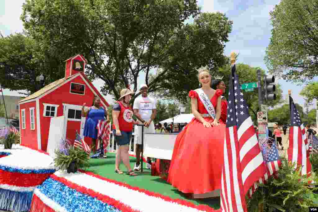 参加华盛顿独立日庆祝游行的花车。(2019年7月4日)