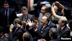 巴西参议院5月12日投票通过对罗塞夫总统违反预算法进行弹劾后，议员们鼓掌回应。