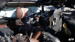 2024年11月30日，一名男子在加沙地带南部的汗尤尼斯检查一辆遭以色列袭击的汽车，据报道，此次袭击造成5人死亡，其中包括三名世界中央厨房(WCK)的员工。