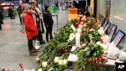 2020年1月9日人们在乌克兰基辅鲍里斯波尔国际机场纪念737-800飞机机组人员