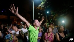 مخالفان رئیس جمهور مادرو، پیشاپیش، پیروزی شان را جشن می گیرند. 