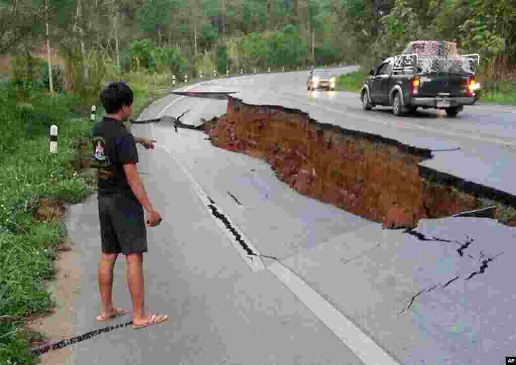 Gempa kuat mengakibatkan amblesnya jalan raya di distrik Phan, provinsi Chiang Rai, Thailand utara.