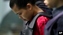 북한 김정남 암살 혐의로 재판을 받고 있는 인도네시아인 시티 아이샤가 12일 말레이시아 샤알람 법원에서 고개를 숙인채 나오고 있다.