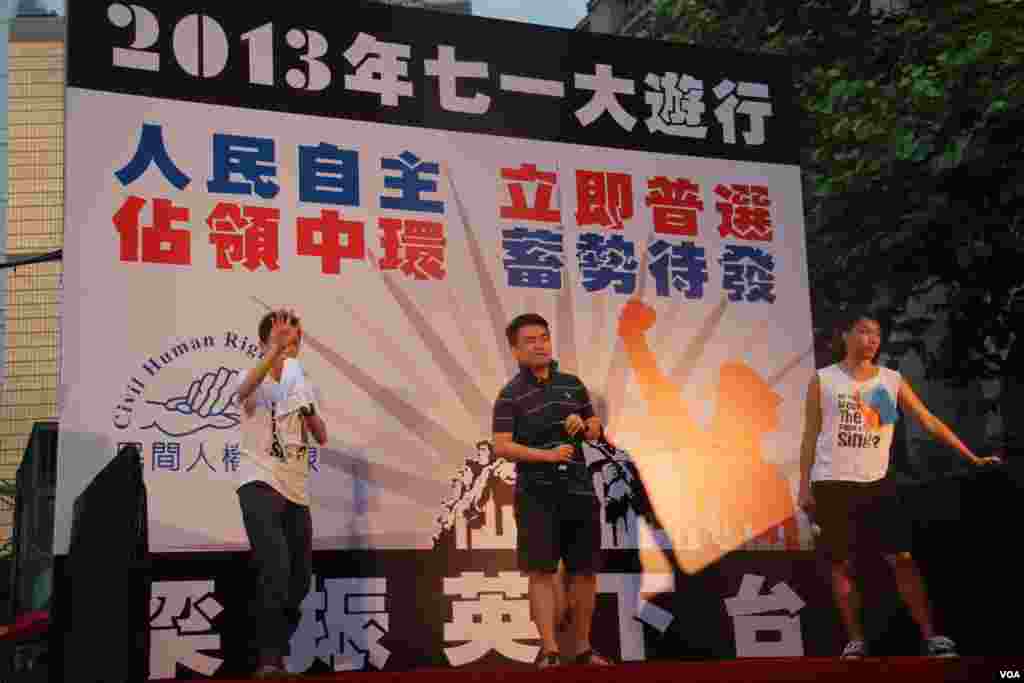 香港几十万市民上街参加七一大游行要求真普选 (美国之音海彦拍摄)