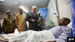 Foto yang dirilis oleh Misi PBB di Darfur (UNAMID) ini menampilkan Hervé Ladsous, Sekjen Misi Penjaga Perdamaian PBB, saat menjenguk seorang korban yang terluka dalam insiden serangan di dekat Labado, timur Darfur (4/7).