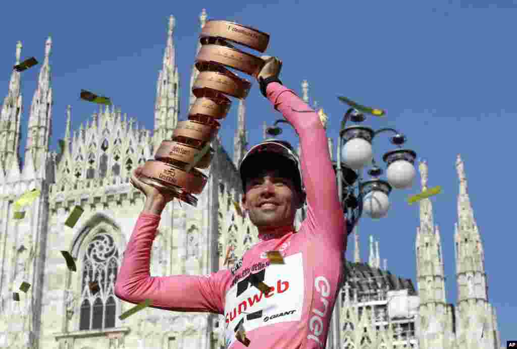 Pebalap sepeda Tom Dumoulin dari Belanda mengangkat trophy setelah memenangkan balapan &quot;Giro d&#39;Italia&quot; di Milan.
