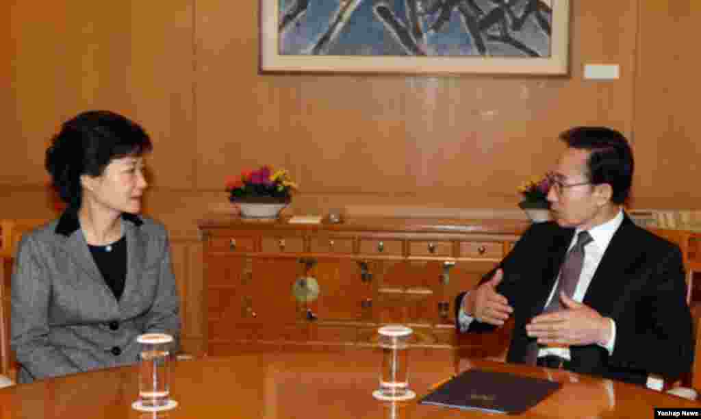 12일 이명박 한국 대통령과 박근혜 대통령 당선인이 청와대에서 만나 북한 핵실험에 대한 대응책을 대해 논의하고 있다.