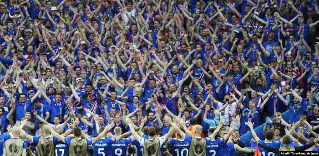 Para pendukung timnas sepakbola Islandia merayakan kemenangan timnya atas timnas Austria pada turnamen Euro 2016.