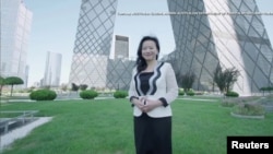 资料照：澳籍华裔主持人成蕾在北京CCTV大楼前