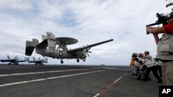 지난해 8월 남중국해에서 작전 중인 미 해군 핵추진항공모함 로널드레이건호에서 E-2 조기경보기가 이륙하고 있다.