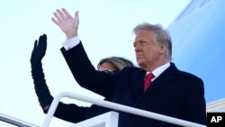 도널드 트럼프 미국 대통령과 부인 멜라니아 여사가 20일 워싱턴 인근 앤드루스 공군기지에서 송별행사를 마친 후 플로리다 마라라고 개인별장으로 가기 위해 마지막으로 대통령전용기 에어포스원에 올랐다.