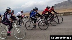بانوان بایسکل ران، ۱۲۰ کیلومتر را رکاب می زنند.