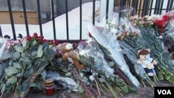 莫斯科美国大使馆前俄鲜花(美国之音白桦拍摄)