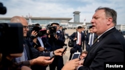 美国国务卿蓬佩奥星期六结束对朝鲜的两天访问，在平壤顺安国际机场接受媒体采访，随后离开朝鲜，前往日本(路透社2018年7月7日) 