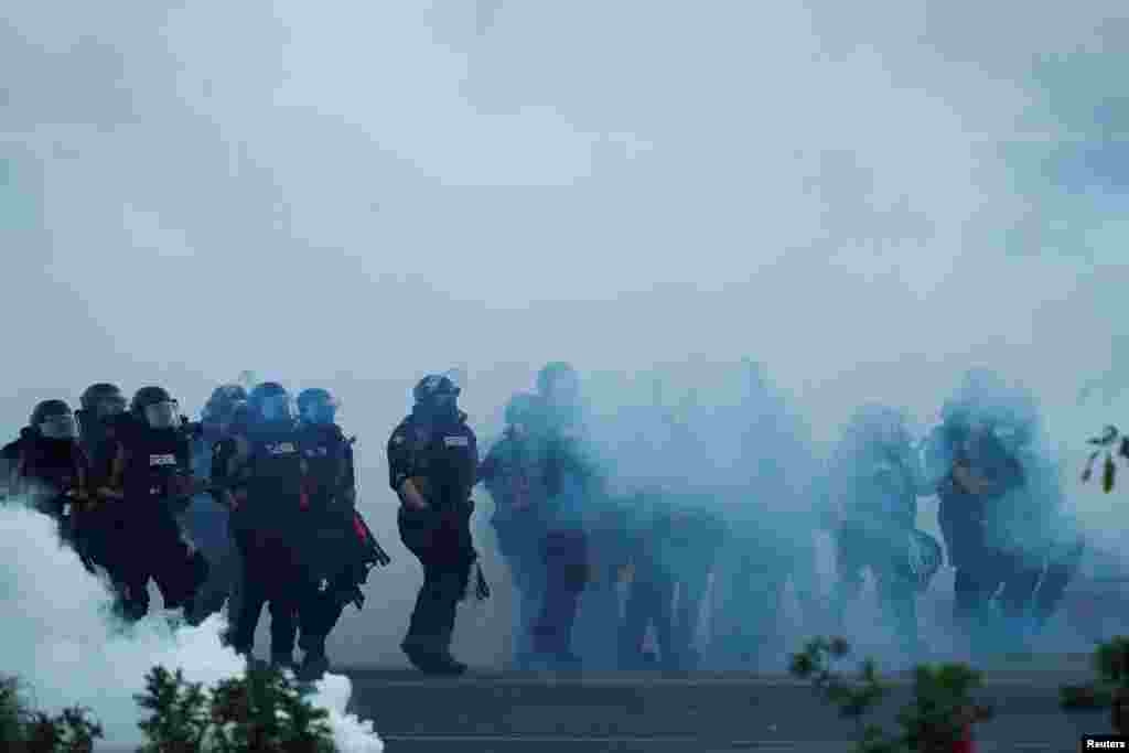 پولیس برای پراگنده کردن معترضان در مینیاپولیس از گاز اشک آور کار گرفت.