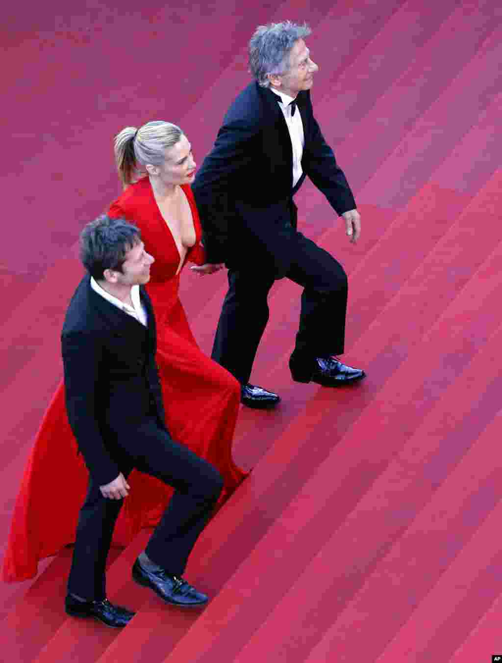 Dari kiri ke kanan, aktor Mathieu Amalric, aktris Emmanuelle Seigner dan sutradara Roman Polanski, tiba di tempat pemutaran film &#39;Venus in Fur&#39; yang berkompetisi dalam Festival Film Cannes ke-66.&nbsp;(AP/Jean-Paul Pelissier)&nbsp;