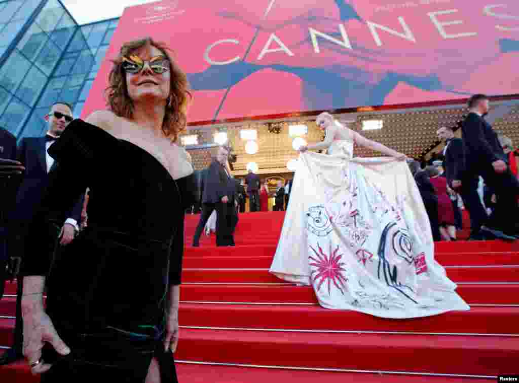 Aktris Susan Sarandon dan Elle Fanning tiba pada screening film &quot;Les Fantomes d&#39;Ismael&quot; di festival film Cannes, Perancis.