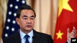 在华盛顿访问的中国外长王毅