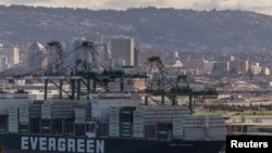 一艘满载货柜的长荣海运货船停泊在美国加州奥克兰港。(路透社：2025年3月7日)