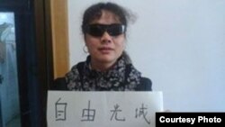 Aktivis Liu Ping menunjukkan solidaritas terhadap pengacara hak-hak sipil yang tunanetra, Chen Guangcheng. (Foto: Dok)