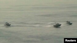 지난 2012년 호르무즈 해협 인근에서 미 해군 수륙 양용수송선 뉴올리언즈호에 접근했던 이란 군용 함정들. (자료사진)