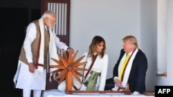 Премьер-министр Индии Нарендра Моди показывает президентской чете США резиденцию Махатмы Ганди "Ганди Ашрам" в Ахмадабаде 24 февраля 