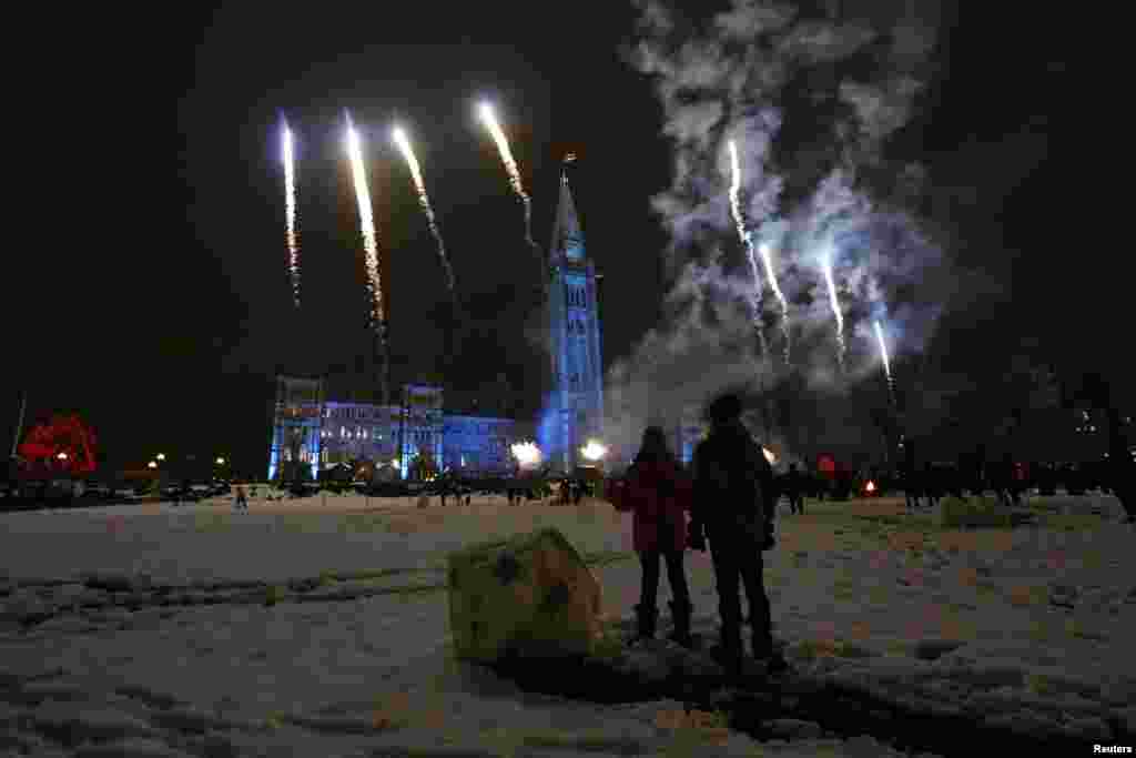 Anak-anak menonton kembang api dalam acara penyalaan lampu Natal di&nbsp; Parlemen Hill di Ottawa, Kanada, 5 Desember 2013. 