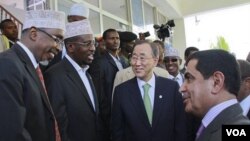 Sekretaris Jenderal PBB, Ban Ki-moon (tengah) bertemu para pejabat Somalia dalam kunjungan ke Mogadishu tahun lalu.