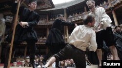 셰익스피어 작품 공연으로 유명한 영국 런던의 글로브 극장에서 지난 2010년 배우들이 공연하고 있다. (자료사진)