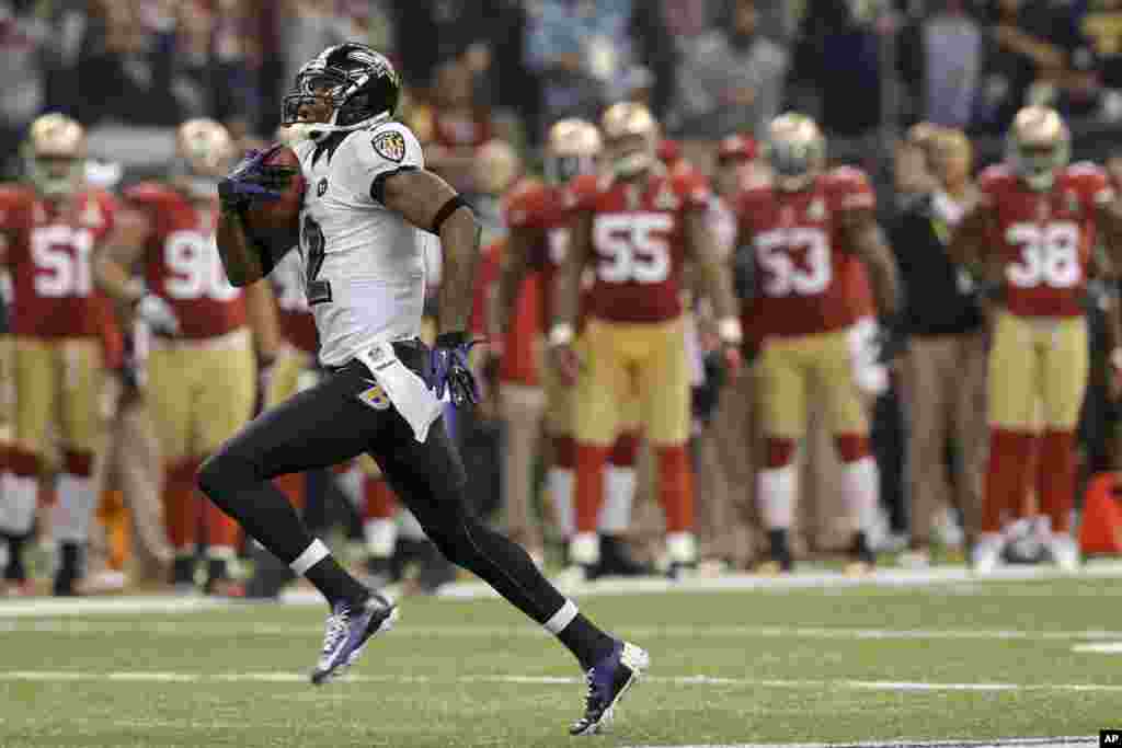 Pemain Baltimore Ravens Jacoby Jones (12) berlari sebelum melakukan gol (touchdown) melawan San Francisco 49ers.