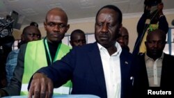 Raila Odinga votant au bidonville de Kibera, Nairobi, Kenya, le 8 août 2017. 