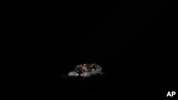 ພາບ​ທີ່​ຖືກ​ຖ່າຍ​ໃນ​ວັນ​ທີ 26 ກັນ​ຍາ 2019 ນີ້​ສະ​ແດງ​ໃຫ້​ເຫັນ​ອົບ​ພະ​ຍົບ ແລະ ຜູ້​ຍົກ​ຍ້າຍ​ຖິ່ນ​ຖານ​ຂີ່​ເຮືອ​ຢາງ​ອັດ​ລົມ ຖືກ​ເຍືອງ​ແສງ​ໃສ່​ໂດຍ​ເຈົ້າ​ໜ້າ​ທີ່​ຍາມ​ຊາຍ​ຝັ່ງ​ຂອງ ກ​ຣີ​ສ ໃນ​ລະ​ຫວ່າງ​ປະ​ຕິ​ບັດ​ການ​ກູ້​ໄພ​ໃກ້​ກັບ​ເກາະ ຊາມອ​ສ.