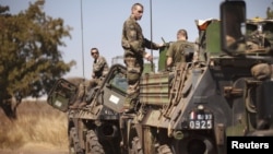 Pasukan dan kendaraan militer Perancis tiba di Mali dari negara tetangga, Pantai Gading dan mengisi bahan bakar di pangkalan udara di ibukota Bamako, Selasa (15/1). 