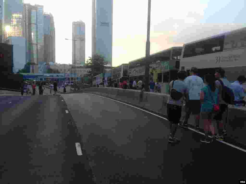 港人声援占中抗拒警方封锁中环金钟多处瘫痪（美国之音海彦拍摄）