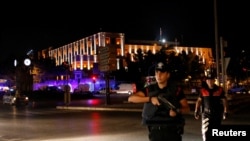 2016年7月15日，土耳其部队封锁了首都伊斯坦布尔的主要交通要道，以应对可能发生的军事政变。