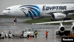 L'avion EgyptAir en attente d'un décollage à Paris pour le Caire, après la disparition du vol précédent le 19 mai 2016. 