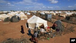 Wakimbizi wakiwa katika kambi ya Ifo huko Dadaab, karibu na mpaka wa Kenya na Somalia.