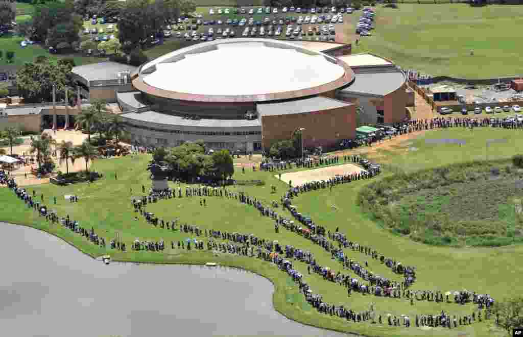 Warga Afrika Selatan antri bus yang menuju ke komplek perkantoran pemerintah &#39;Union Building&#39; di Pretoria, di mana jenazah Nelson Mandela disemayamkan selama 3 hari sebelum dimakamkan. 